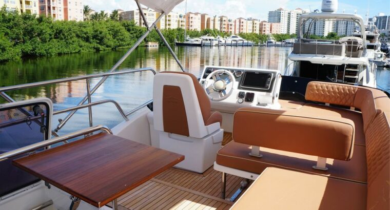 2017 AZIMUT 42’ FLYBRIDGE