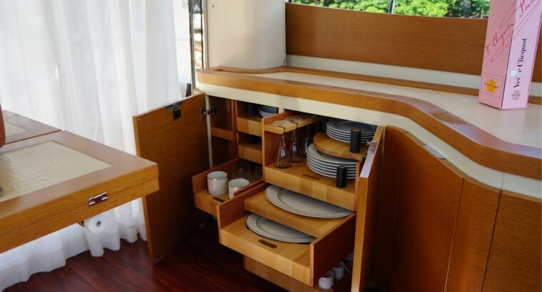 2017 AZIMUT 42’ FLYBRIDGE