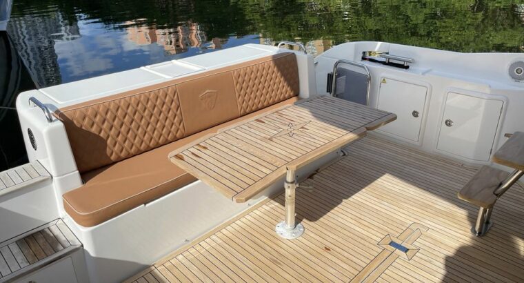 2017 AZIMUT 42’ FLYBRIDGE